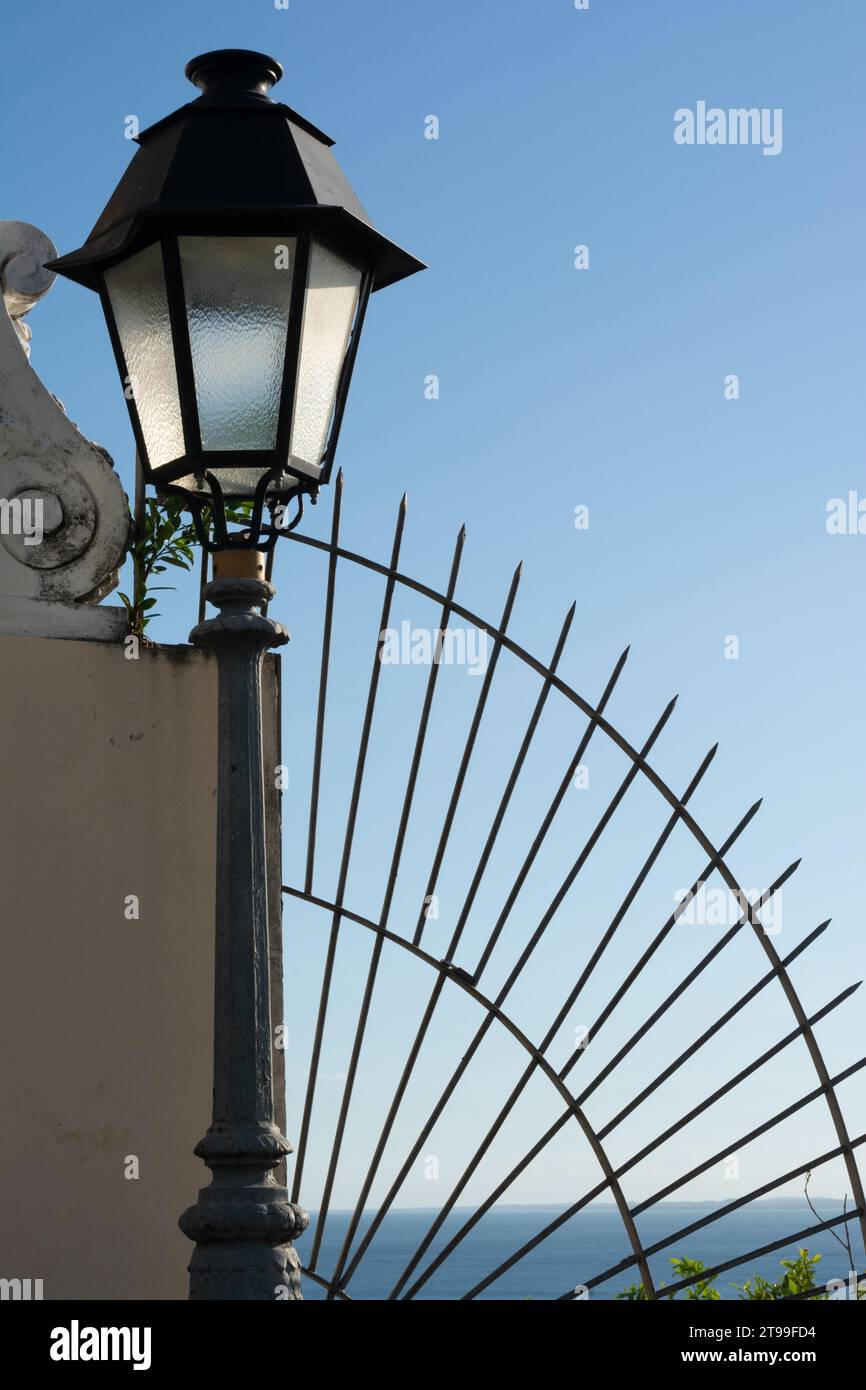 Salvador, Bahia, Brasilien - 21. April 2015: Blick auf einen Lampenträger auf dem Platz Tome de Souza in der Stadt Salvador, Bahia. Stockfoto