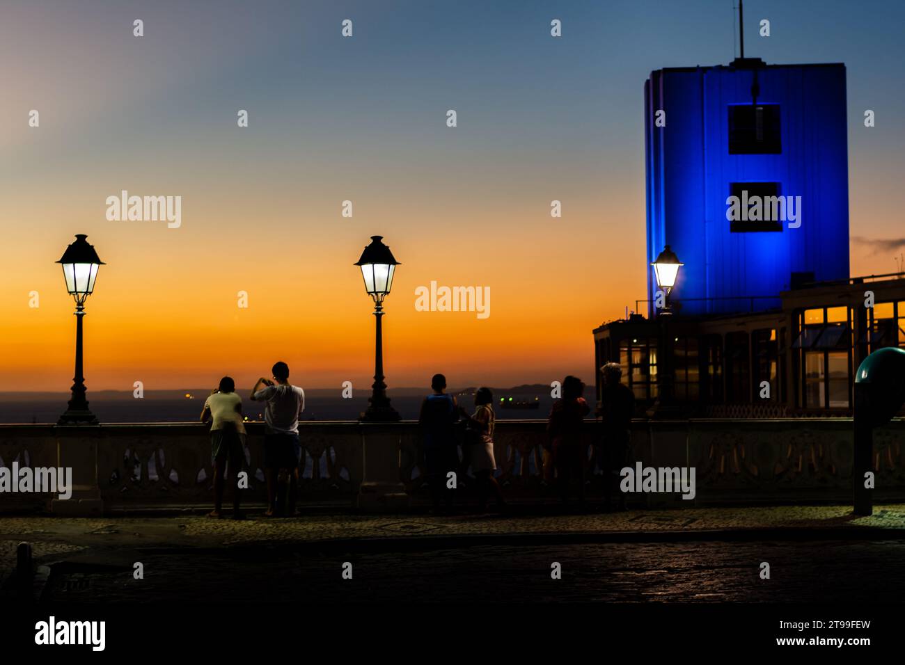 Salvador, Bahia, Brasilien - 21. April 2015: Silhouette von Menschen und Straßenlaternen auf dem Tome de Souza-Platz in Salvador, Bahia. Stockfoto