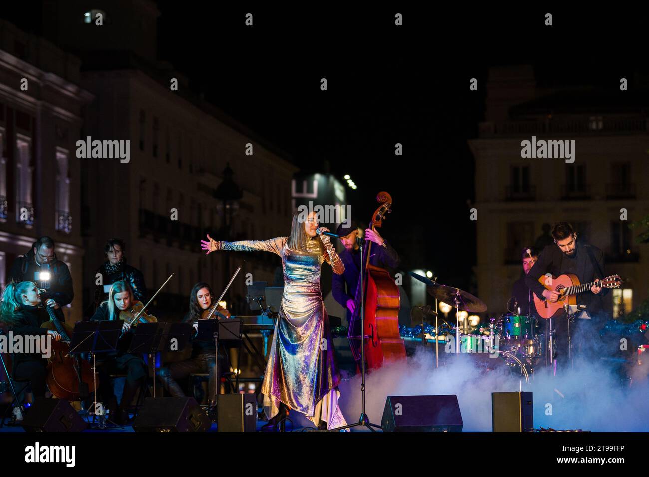 Madrid, Spanien. November 2023. Die Sängerin Ana Guerra spielt das Lied des Disney-Films „Wish“, bevor die Weihnachtsbeleuchtung in Puerta del Sol eingeschaltet wird. Quelle: Marcos del Mazo/Alamy Live News Stockfoto