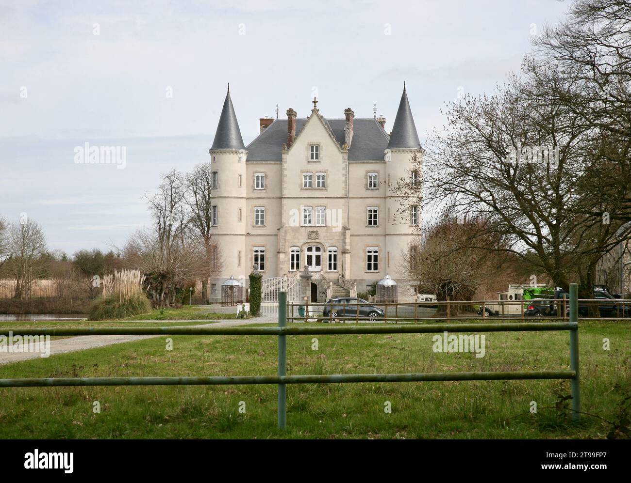 Ein herrliches und schönes Schloss in der französischen Landschaft im Frühjahr 2023 Stockfoto