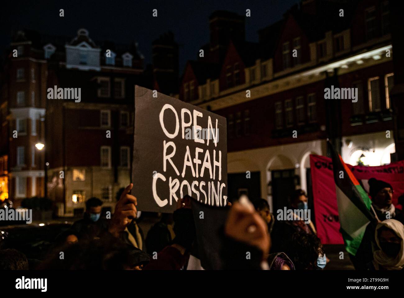 London, Vereinigtes Königreich - 23. November 2023: Protest vor der ägyptischen Botschaft für die Öffnung der Grenze zu Rafah. Stockfoto