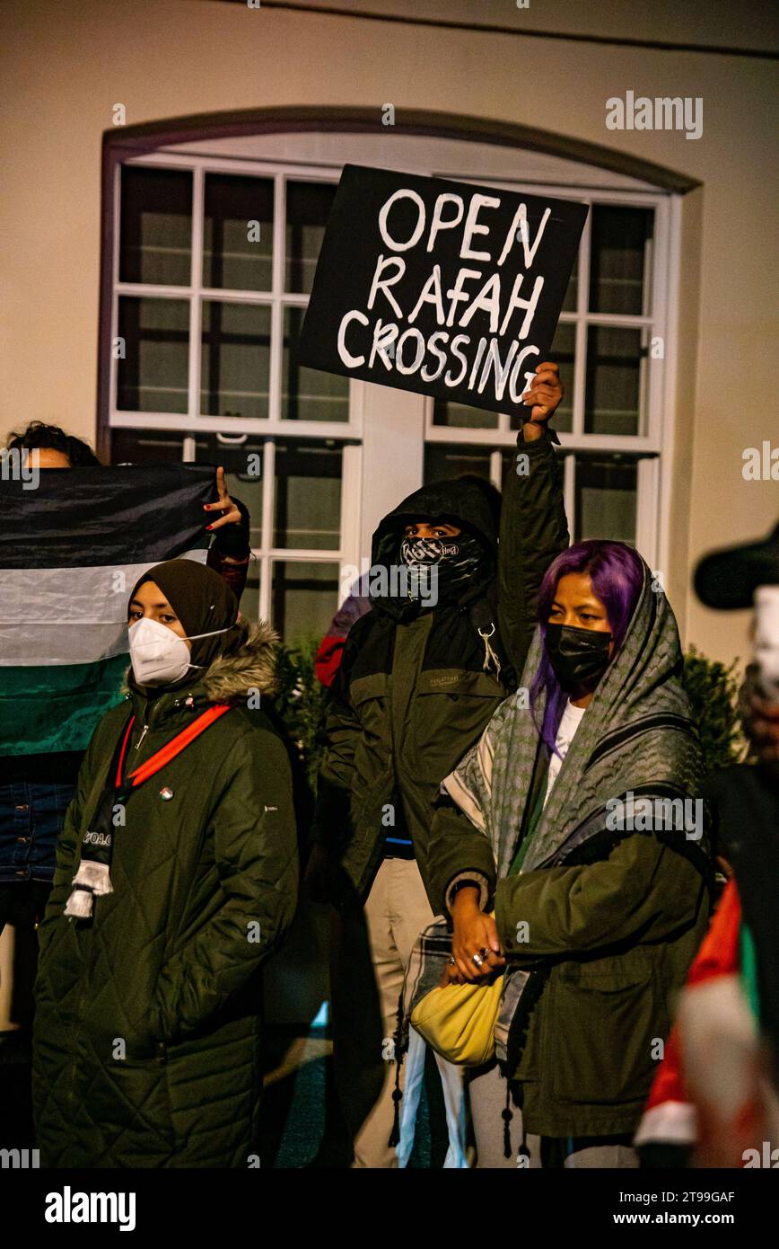 London, Vereinigtes Königreich - 23. November 2023: Protest vor der ägyptischen Botschaft für die Öffnung der Grenze zu Rafah. Stockfoto