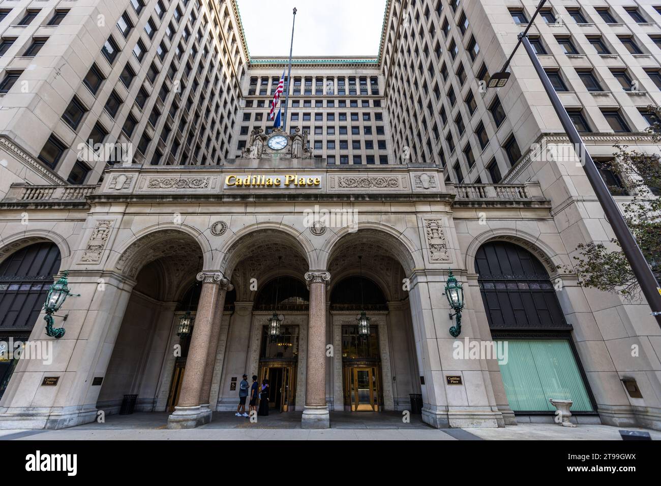 Cadillac Place, der ehemalige Welthauptsitz von General Motors, öffnet sich zum West Grand Boulevard in Detroit, Michigan, USA, mit einer dreifachen Säulengalerie und einer Uhr über dem Eingang. Erbaut zwischen 1919 und 1922 nach Entwürfen des Architekten Albert Kahn, galt das 220 Fuß (67 Meter) hohe Gebäude bei seiner Eröffnung als das zweitgrößte Bürogebäude der Welt. General Motors nutzte es bis 2001. Heute beherbergt es Büros der staatlichen Verwaltung von Michigan. Stockfoto