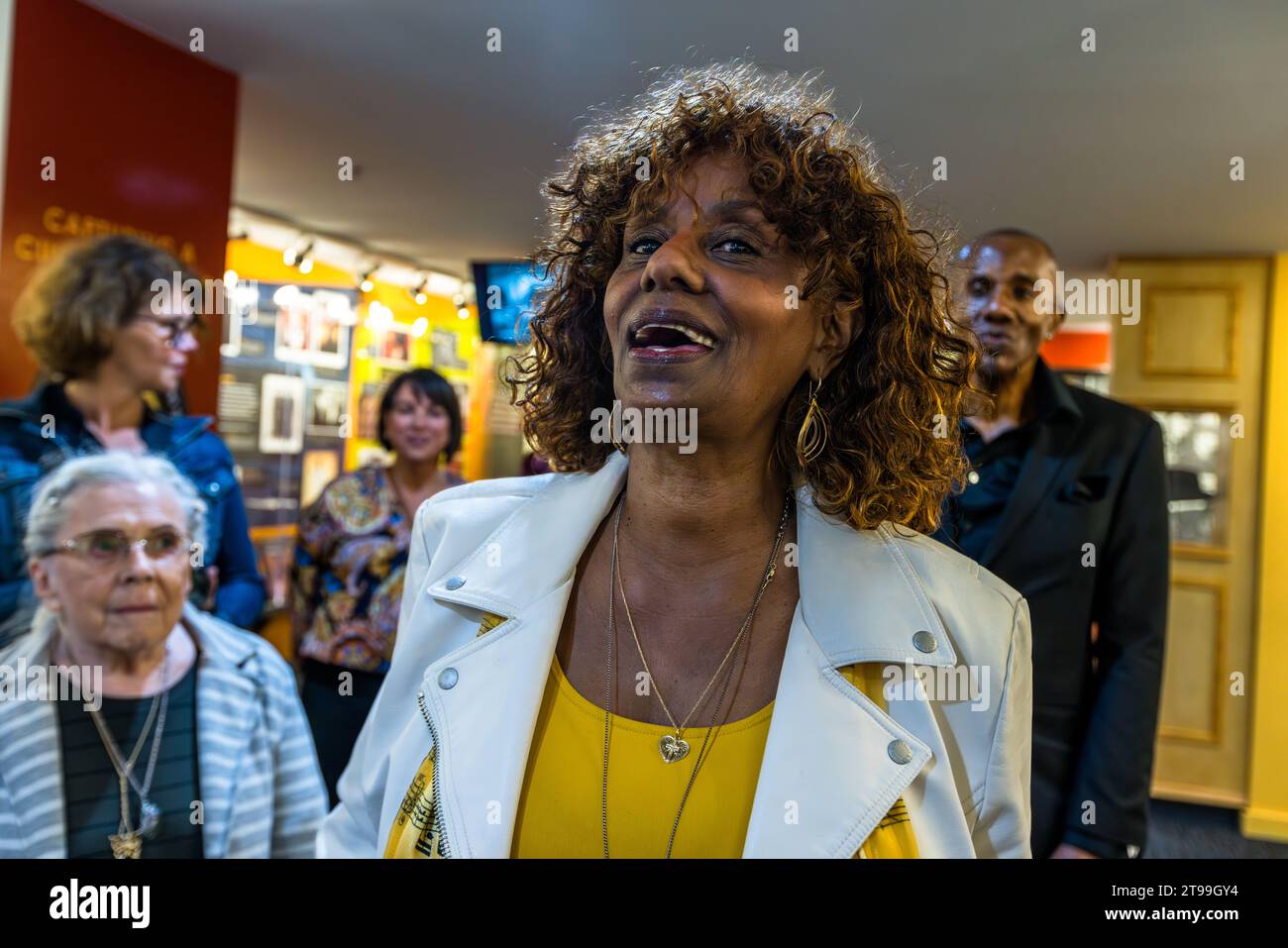 Carolyn Cal Gill, Leadsängerin der Velvelettes auf einer Tour durch die Motown Music Showrooms in Hitsville USA. CAL Gill demonstriert, dass viele Lieder unter einer Kuppel für den besonderen Motown Sound aufgenommen wurden. Die Motown Studios befinden sich in einer Reihe von Landhäusern im Boston-Edison Historic District in Detroit. Detroit, Usa Stockfoto