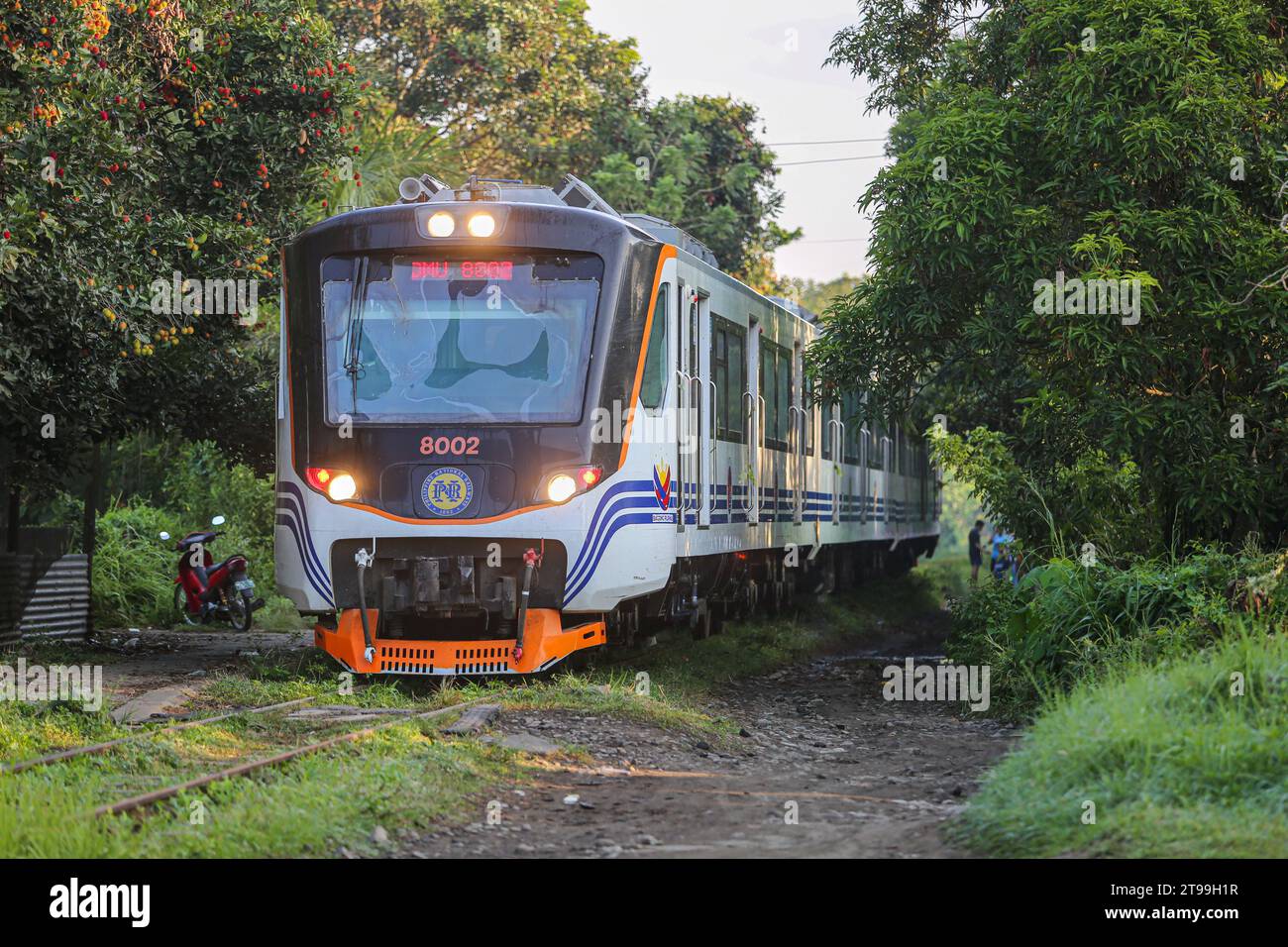 Manila, Philippinen. 24. November 2023: Ein Dieselzug der Klasse PNR 8000 (hergestellt von der indonesischen Firma INKA - 750 Passagiere), der als Interprovincial Pendler von den Philippine National Railways (PNR) betrieben wird, die heute ihr 131-jähriges Bestehen feiern. Die Philippinen führen einen ehrgeizigen Eisenbahnausbau durch, bei dem ab Januar 2024 der Betrieb in der National Capital Region (Metro Manila) für fünf Jahre eingestellt wird, von dem täglich etwa 30.000 Filipinos betroffen sein werden, um dem Bau des Projekts der North-South Commuter Railway (NSCR) Platz zu geben. Quelle: Kevin Izorce/Alamy Live News Stockfoto