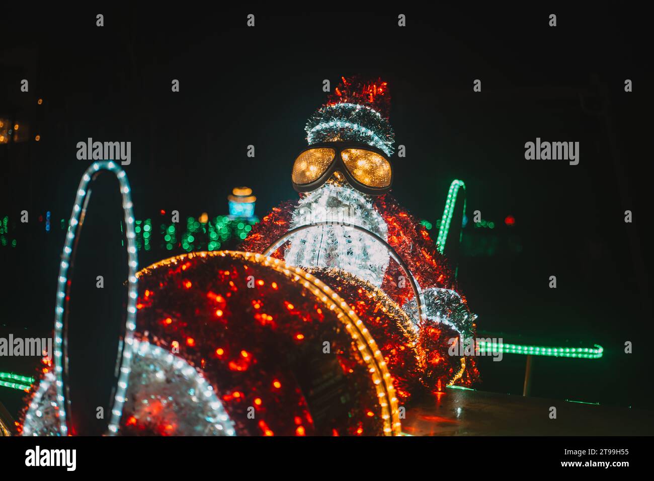 Santa Claus glühende Installation. Weihnachtliche Straßendekoration aus Girlanden. Glühende Weihnachtsfiguren Stockfoto