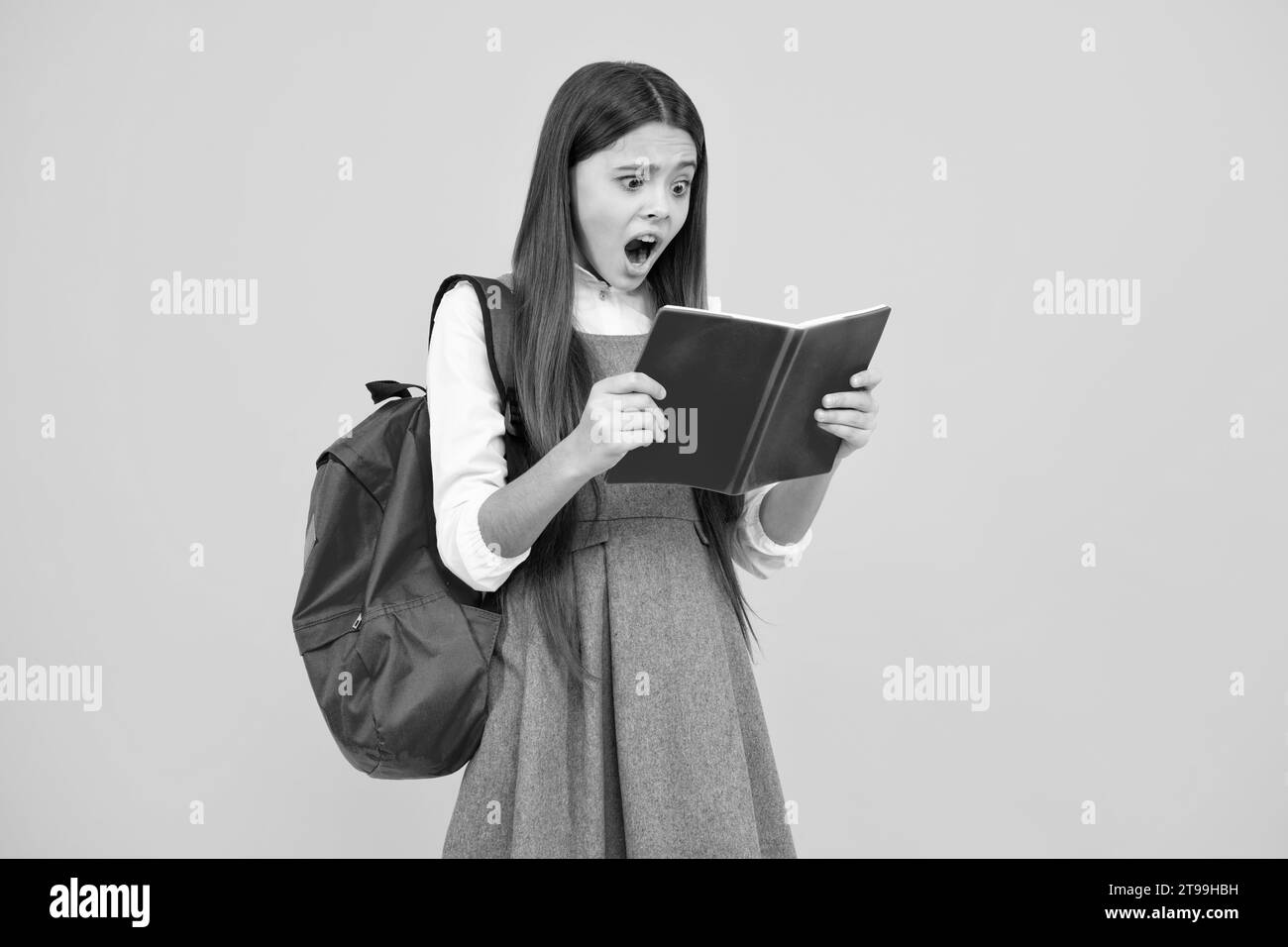 Schule Teenager Mädchen mit Buch und Copybook. Teenager Schülerin Student, isoliert Hintergrund. Lernen und Wissen. Gehen Sie zur Untersuchung. Bildungskonzept Stockfoto