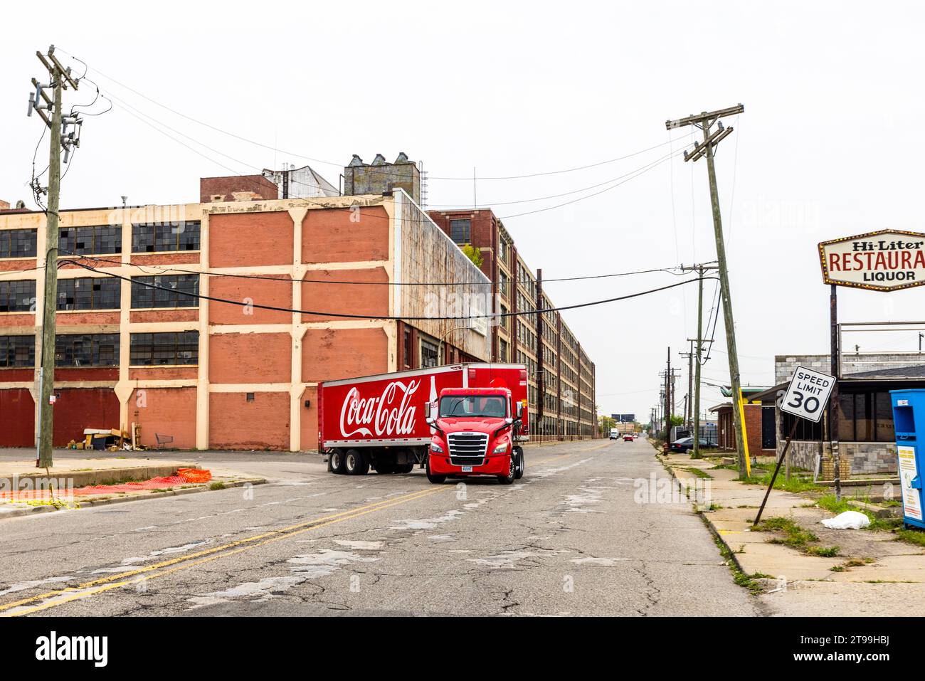 Ein Coca-Cola-Lkw verlässt das ehemalige verlassene Ford-Werk im unabhängigen Stadtteil Highland Park in der Nähe von Detroit. Highland Park, Usa Stockfoto