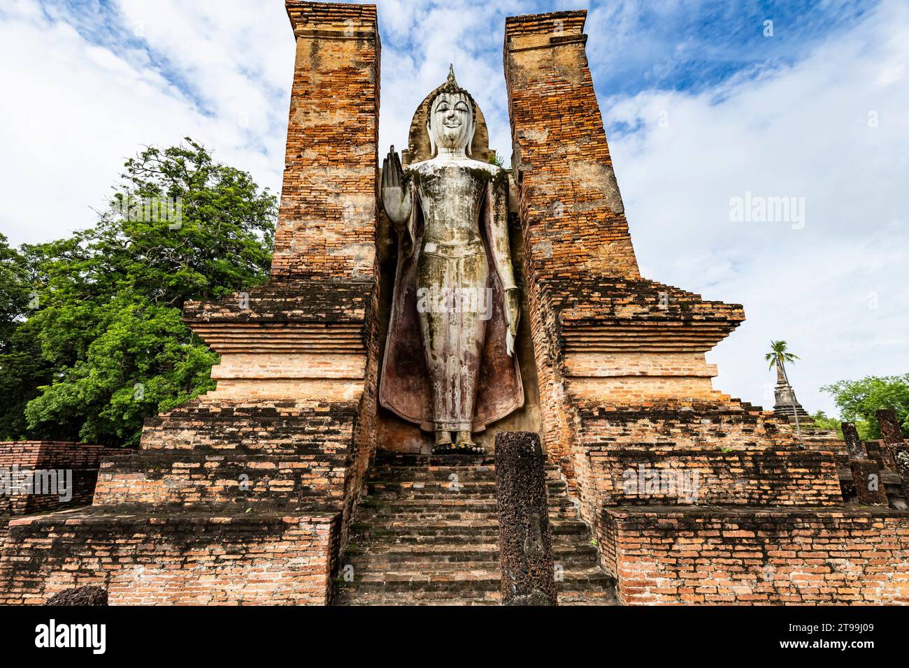 Sukhothai Historical Park, Wat Mahathat, stehende Buddha-Statue im kleinen Schrein, Sukhothai, Thailand, Südostasien, Asien Stockfoto