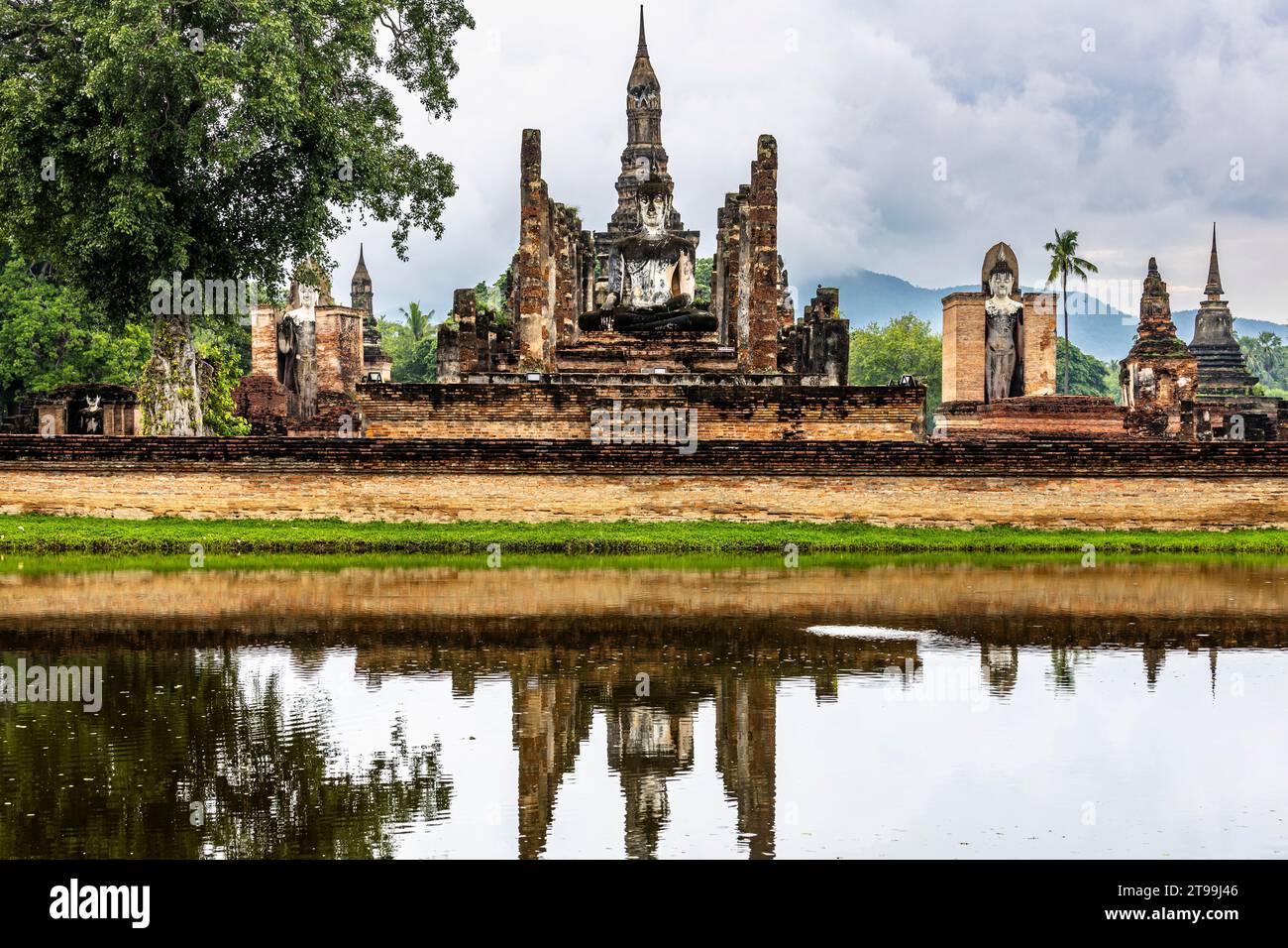 Sukhothai Historical Park, Wat Mahathat, Teich und Haupttempel, Sukhothai, Thailand, Südostasien, Asien Stockfoto