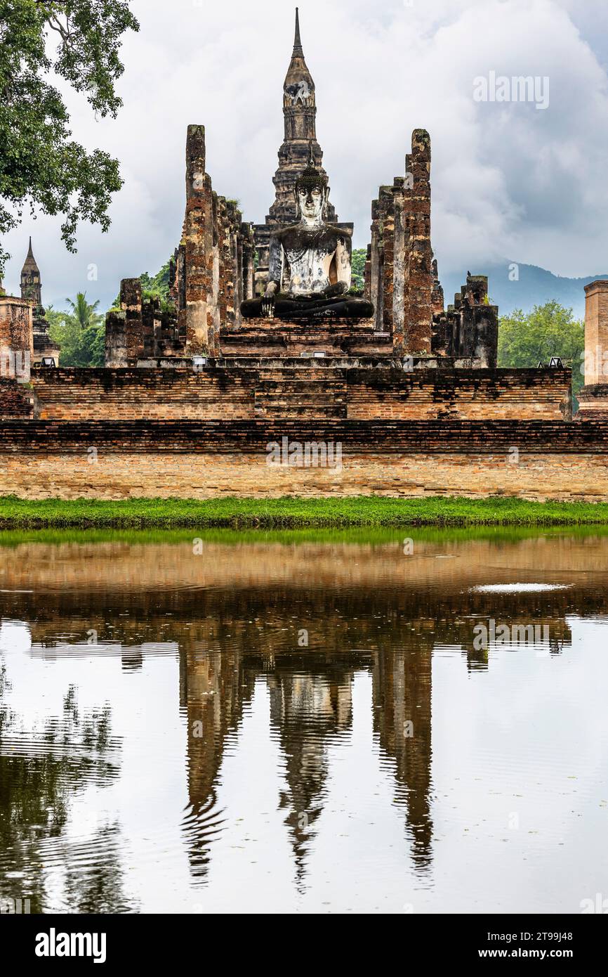 Sukhothai Historical Park, Wat Mahathat, Teich und Haupttempel, Sukhothai, Thailand, Südostasien, Asien Stockfoto