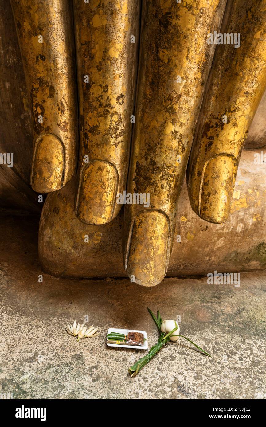 Sukhothai Historical Park, Wat Si Chum, Finger und Opfergabe, Statue von Phra Atchana Buddha, Sukhothai, Thailand, Südostasien, Asien Stockfoto