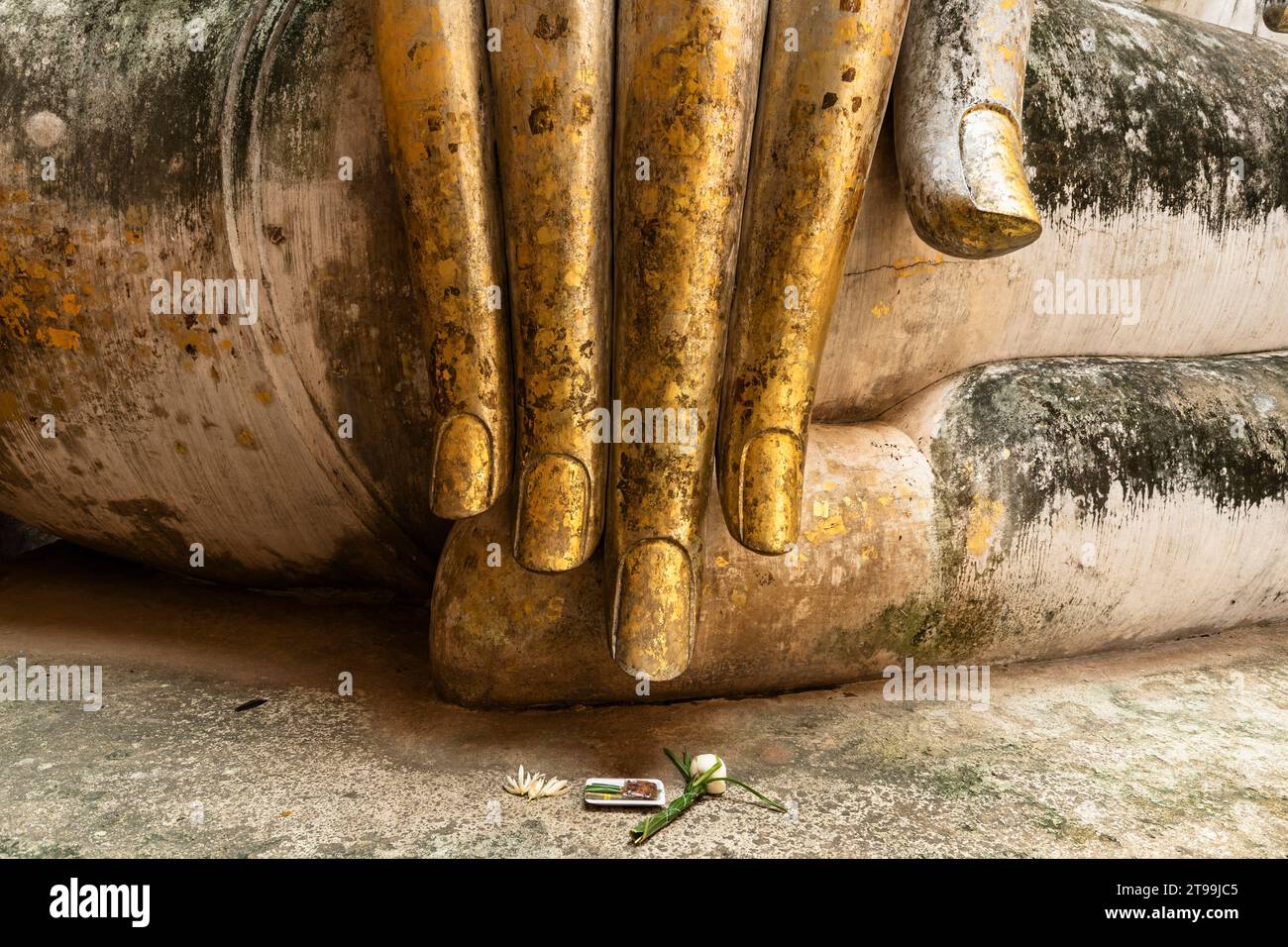 Sukhothai Historical Park, Wat Si Chum, Finger und Opfergabe, Statue von Phra Atchana Buddha, Sukhothai, Thailand, Südostasien, Asien Stockfoto