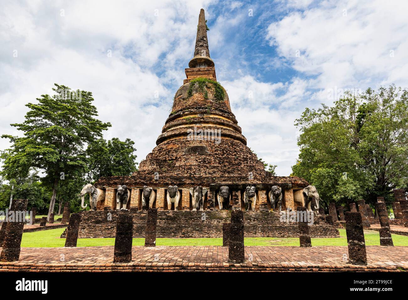 Sukhothai Historical Park, Wat Chang Lom, Elefantenstatuen auf Plattform, Sukhothai, Thailand, Südostasien, Asien Stockfoto