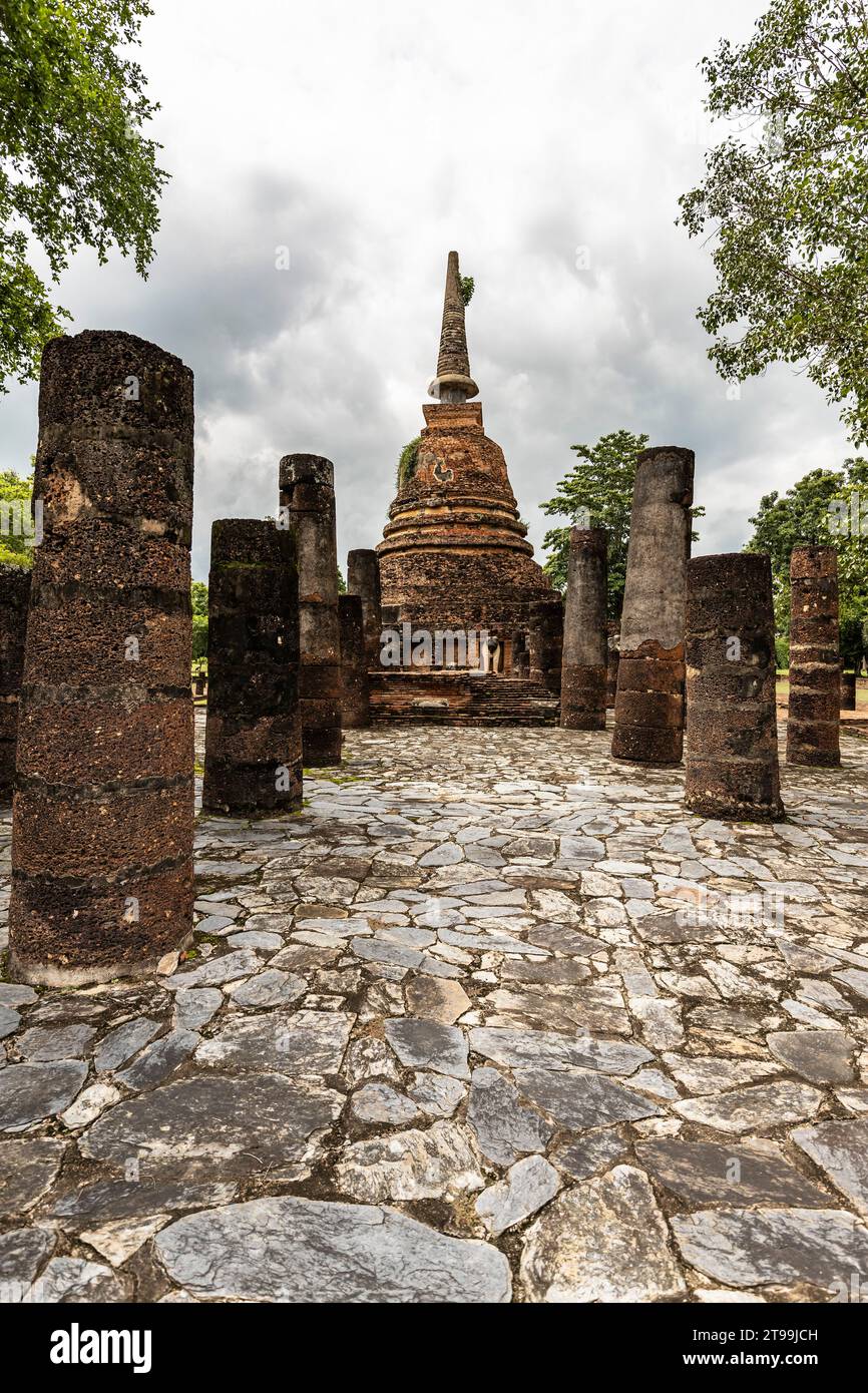 Sukhothai Historical Park, Wat Chang Lom, Elefantenstatuen auf Plattform, Sukhothai, Thailand, Südostasien, Asien Stockfoto