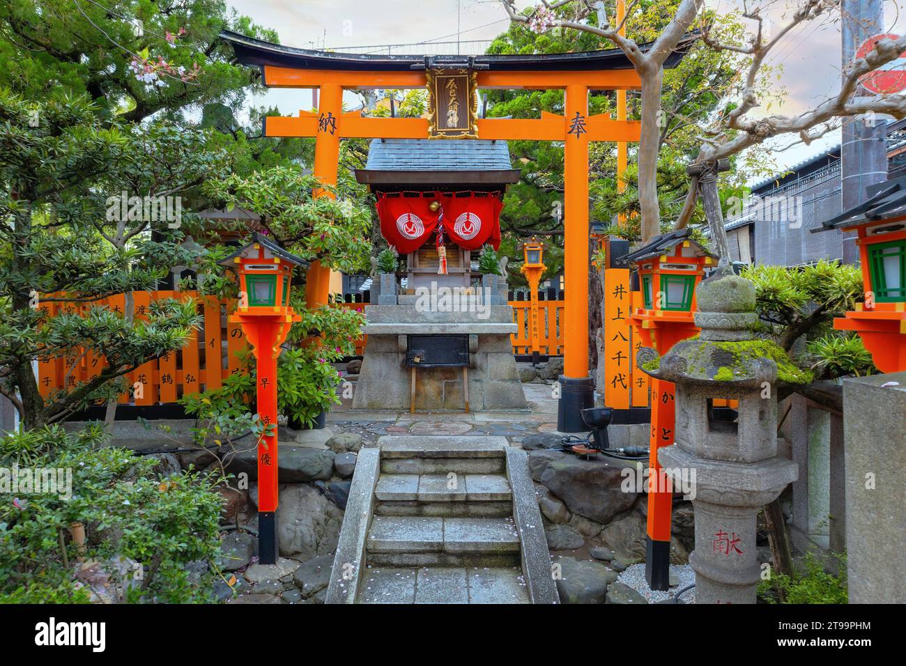 Kyoto, Japan - 6. April 2023: Tatsumi Daimyojin-Schrein in der Nähe der Tatsumu-Bashi-Brücke im Stadtteil Gion Stockfoto