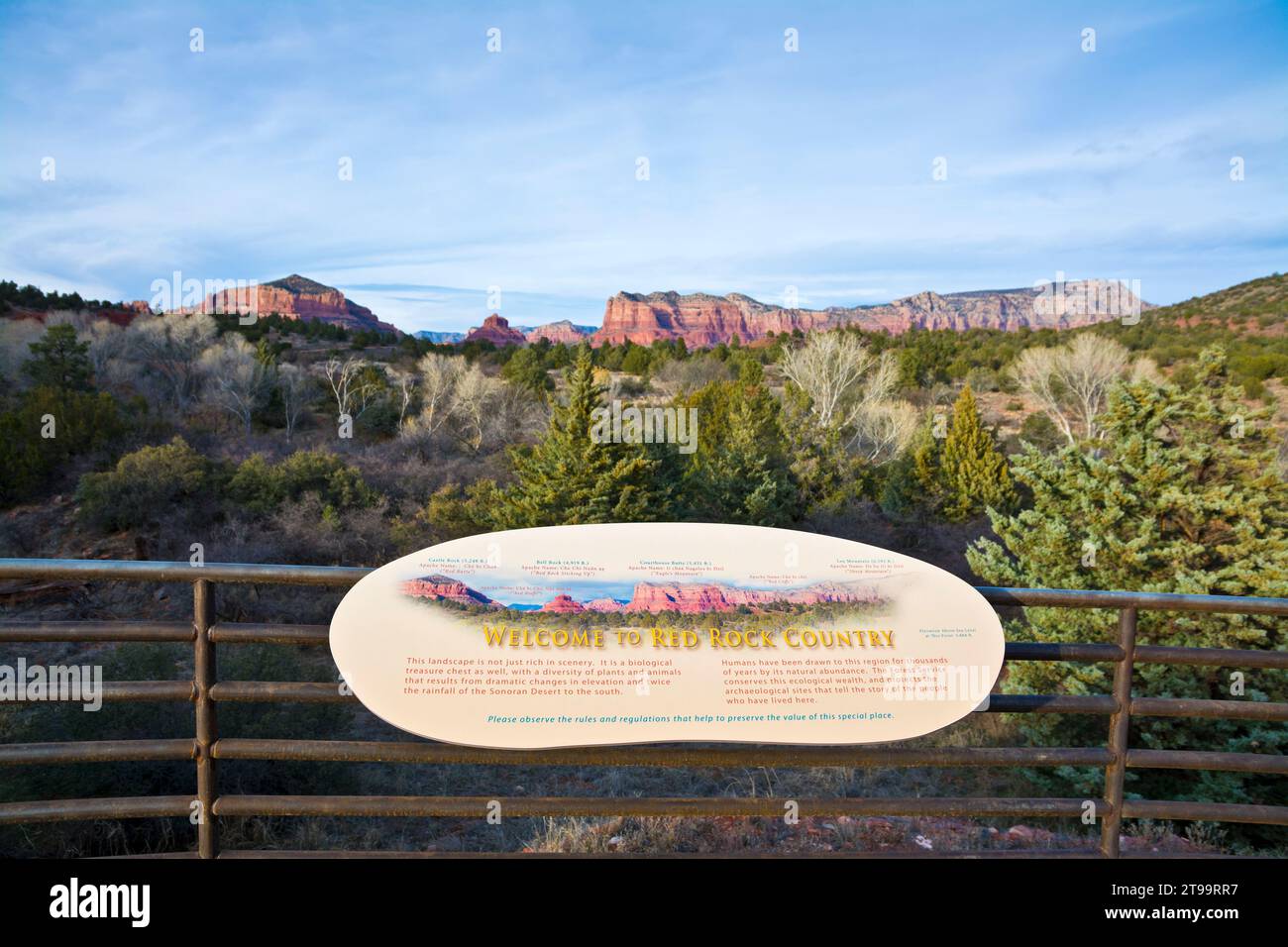 Schild vor dem Red Rock Visitor Center, das die roten Felsformationen in Sedona, Arizona, USA, identifiziert. Stockfoto