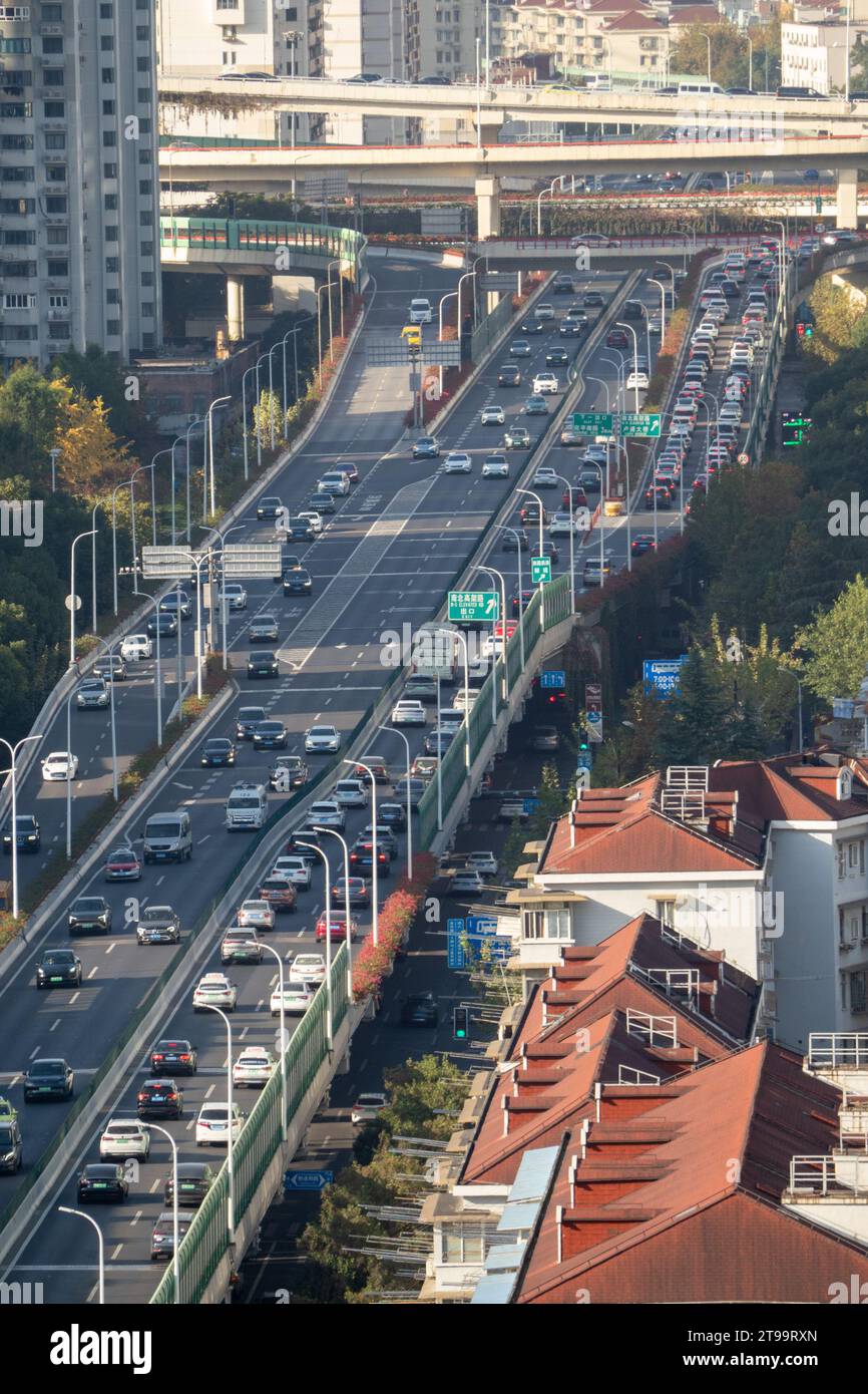 SHANGHAI, CHINA - 24. NOVEMBER 2023 - Staus auf der erhöhten Überführung an der Kreuzung der inneren Ringstraße und der Nord-Süd-Hochebene Ro Stockfoto