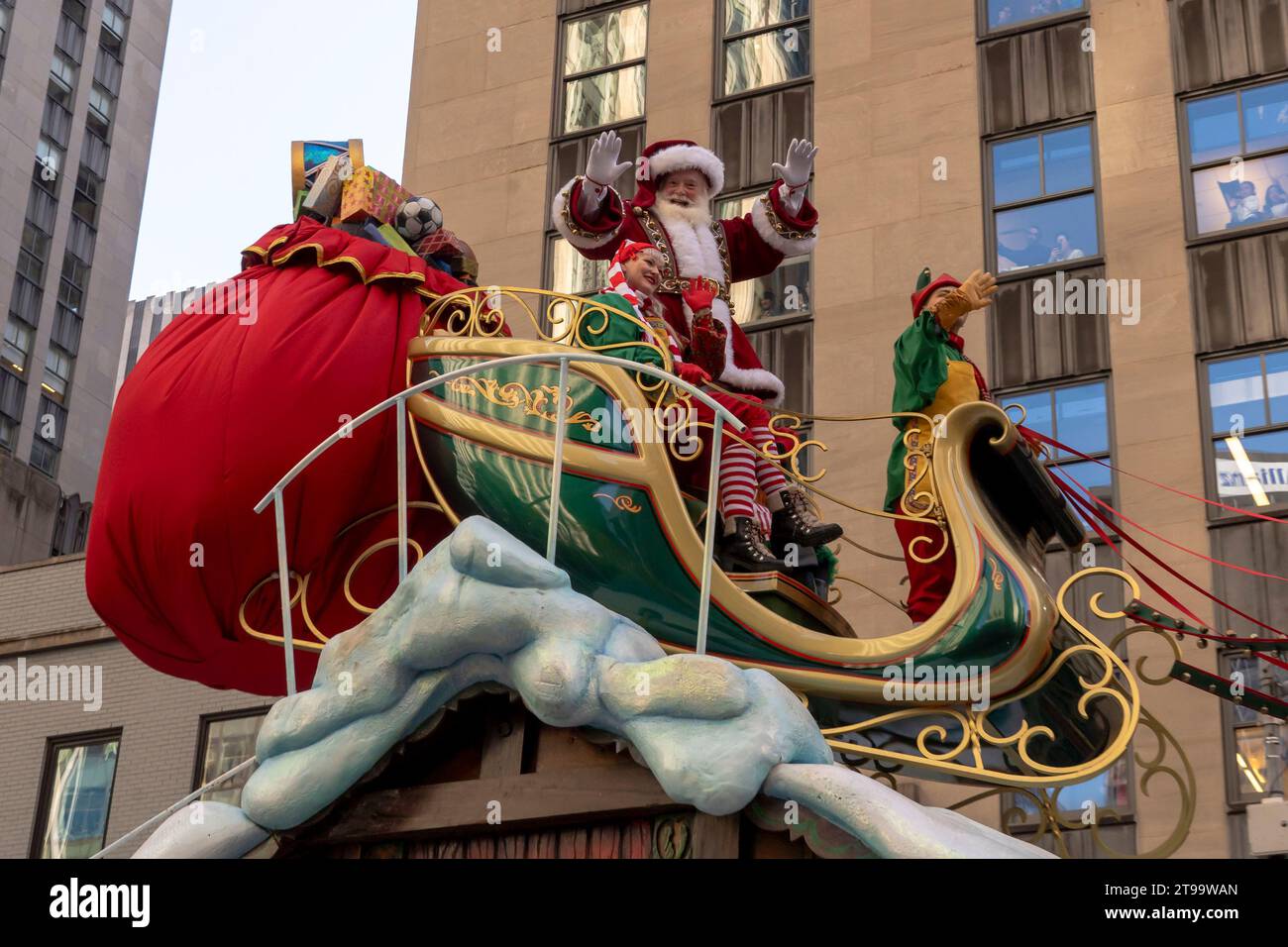 New York, New York, USA. November 2023. (NEU) Macy's jährliche Thanksgiving Day Parade findet in New York City statt. 23. November 2023, New York, New York, USA: Santa Claus und Elfen auf dem Santas-Schlitten während der jährlichen Thanksgiving Day Parade am 23. November 2023 in New York City. (Foto: M10s/TheNews2) (Foto: M10s/Thenews2/Zumapress) (Bild: © Ron Adar/TheNEWS2 Via ZUMA Press Wire) NUR ZUR REDAKTIONELLEN VERWENDUNG! Nicht für kommerzielle ZWECKE! Stockfoto