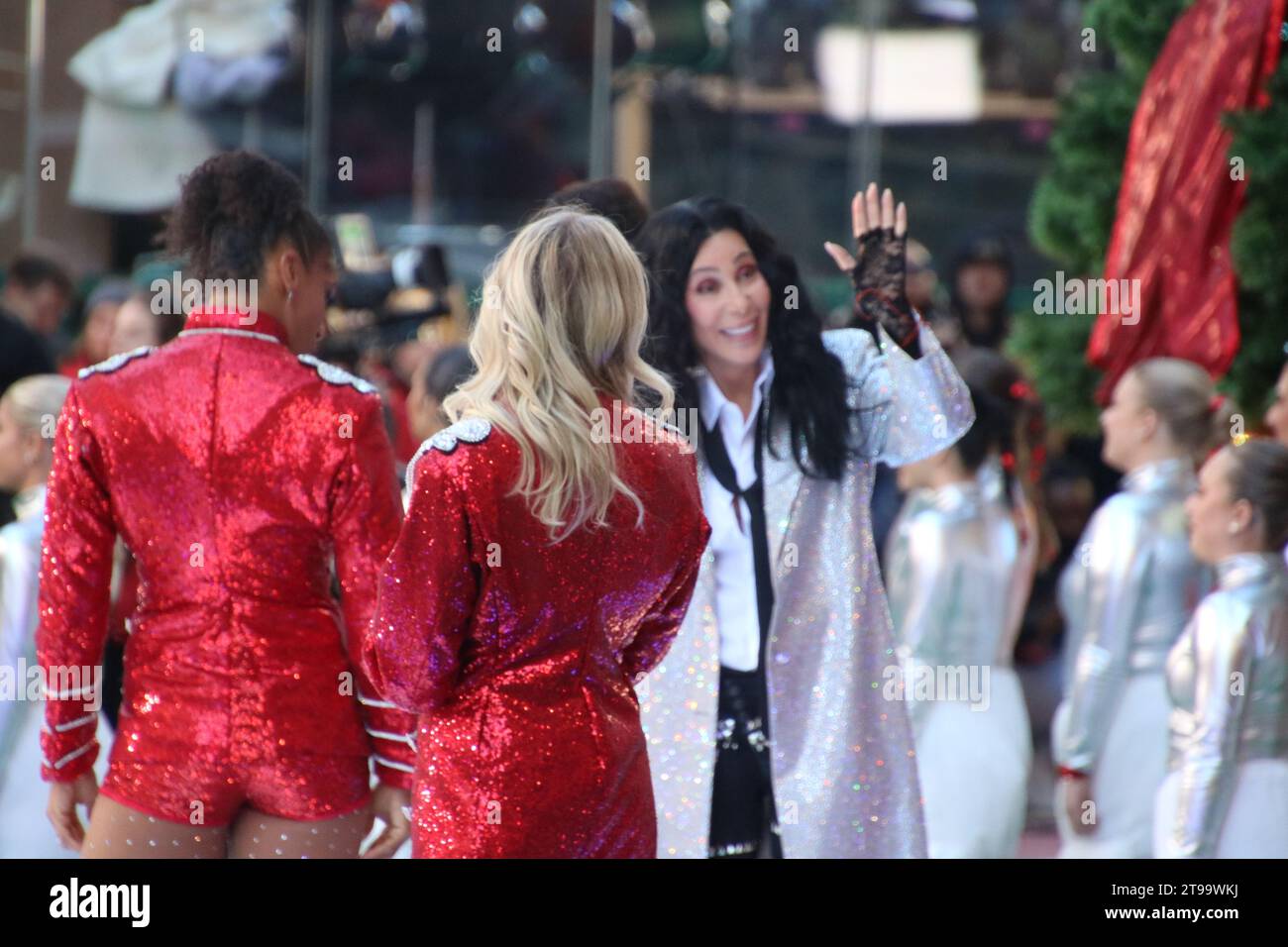 Avenue of the Americas, New York, NY 10001 USA. November 2023. Macy’s veranstaltete seine 97. Jährliche Thanksgiving-Parade mit den Radio City Rockettes und A-List Entertainer Cher, dazu gehören die einzigartigen riesigen aufblasbaren Ballons der Parade und eine farbenfrohe Prozession, die sich von der Upper West Side und dem Columbus Circle über die legendäre New Yorker Avenue of the Americas bis zum Herald Square und Macy's Flagship Store erstreckt. Quelle: ©Julia Mineeva/EGBN TV News/Alamy Live News Stockfoto