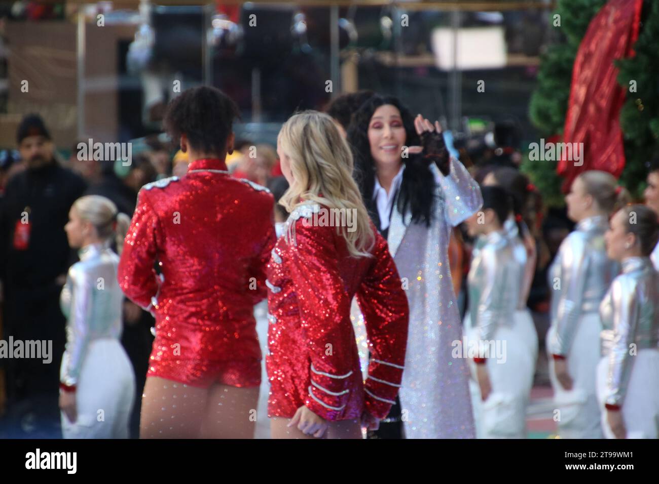 Avenue of the Americas, New York, NY 10001 USA. November 2023. Macy’s veranstaltete seine 97. Jährliche Thanksgiving-Parade mit den Radio City Rockettes und A-List Entertainer Cher, dazu gehören die einzigartigen riesigen aufblasbaren Ballons der Parade und eine farbenfrohe Prozession, die sich von der Upper West Side und dem Columbus Circle über die legendäre New Yorker Avenue of the Americas bis zum Herald Square und Macy's Flagship Store erstreckt. Quelle: ©Julia Mineeva/EGBN TV News/Alamy Live News Stockfoto
