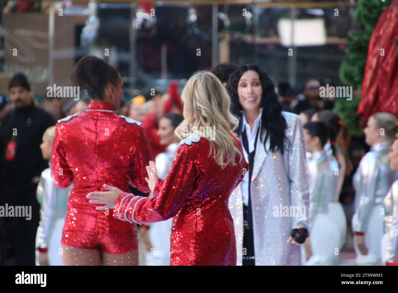 Avenue of the Americas, New York, NY 10001 USA. November 2023. Macy’s veranstaltete seine 97. Jährliche Thanksgiving-Parade mit den Radio City Rockettes und A-List Entertainer Cher, dazu gehören die einzigartigen riesigen aufblasbaren Ballons der Parade und eine farbenfrohe Prozession, die sich von der Upper West Side und dem Columbus Circle über die legendäre New Yorker Avenue of the Americas bis zum Herald Square und Macy's Flagship Store erstreckt. Quelle: ©Julia Mineeva/EGBN TV News/Alamy Live News Stockfoto