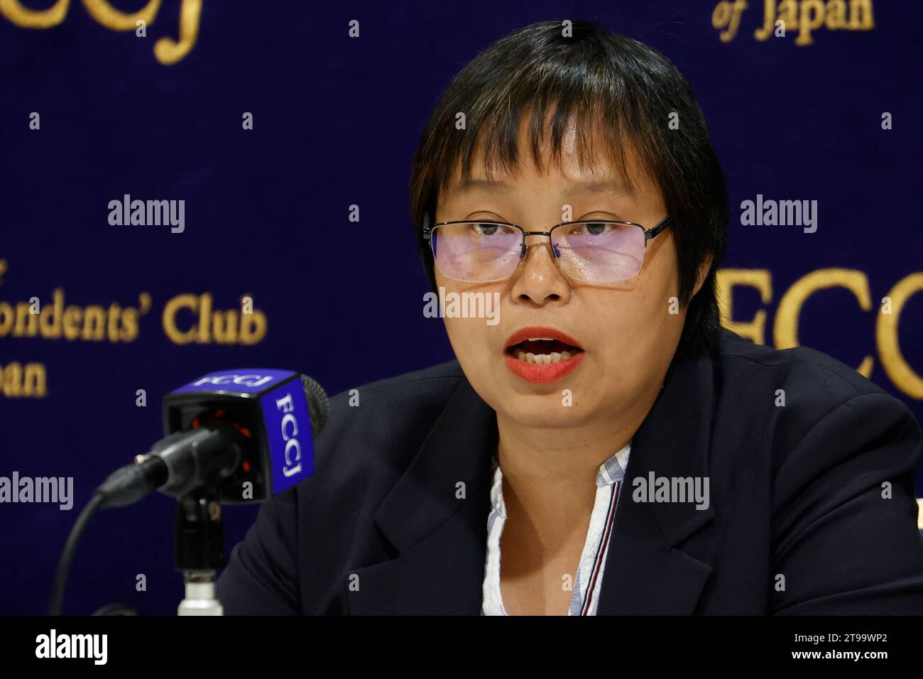 Tokio, Japan. November 2023. NUG-Außenminister Zin Mar Aung spricht während einer Pressekonferenz im japanischen Außenministerclub in Tokio. Zin Mar Aung ist Außenminister der Regierung der Nationalen Einheit (NUG) von Myanmar. Der Außenminister ist zu einem offiziellen Besuch in Japan. (Kreditbild: © Rodrigo Reyes Marin/ZUMA Press Wire) NUR REDAKTIONELLE VERWENDUNG! Nicht für kommerzielle ZWECKE! Stockfoto