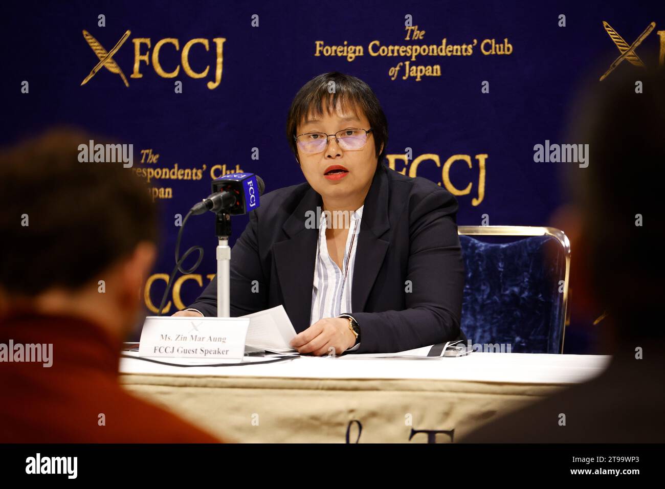Tokio, Japan. November 2023. NUG-Außenminister Zin Mar Aung spricht während einer Pressekonferenz im japanischen Außenministerclub in Tokio. Zin Mar Aung ist Außenminister der Regierung der Nationalen Einheit (NUG) von Myanmar. Der Außenminister ist zu einem offiziellen Besuch in Japan. (Kreditbild: © Rodrigo Reyes Marin/ZUMA Press Wire) NUR REDAKTIONELLE VERWENDUNG! Nicht für kommerzielle ZWECKE! Stockfoto