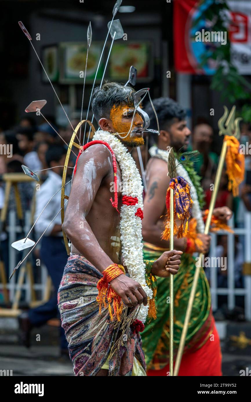 Ein Kavadi Dancer (Hindu) mit zahlreichen Körperpiercings tritt während des Day Perahera entlang einer Straße von Kandy in Sri Lanka auf. Stockfoto