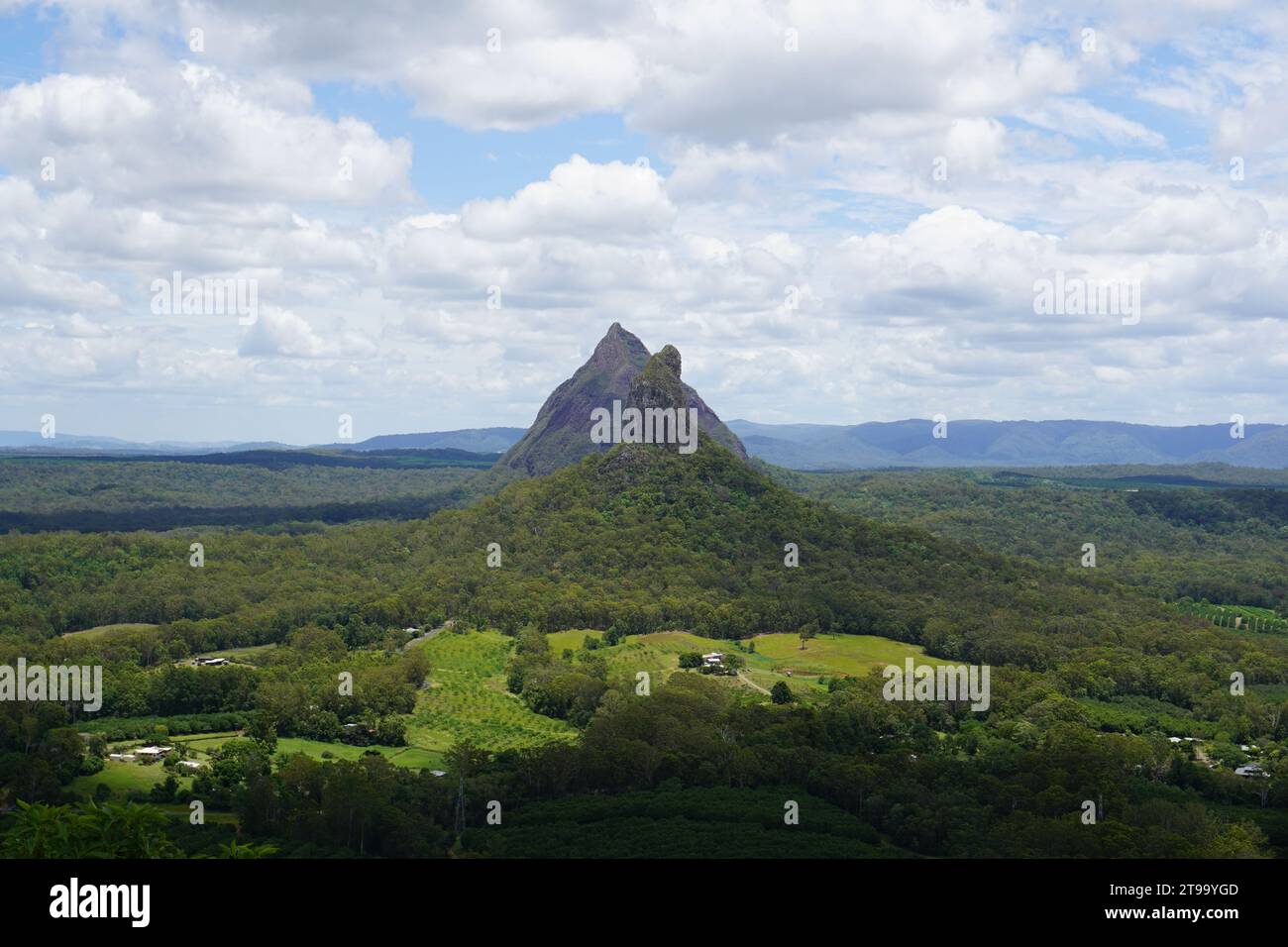 Panoramablick auf Mt. Coonowrin und Mt. Beerwah vom Gipfel des Mt. Ngungun in den Glass House Mountains, Queensland Australien Stockfoto