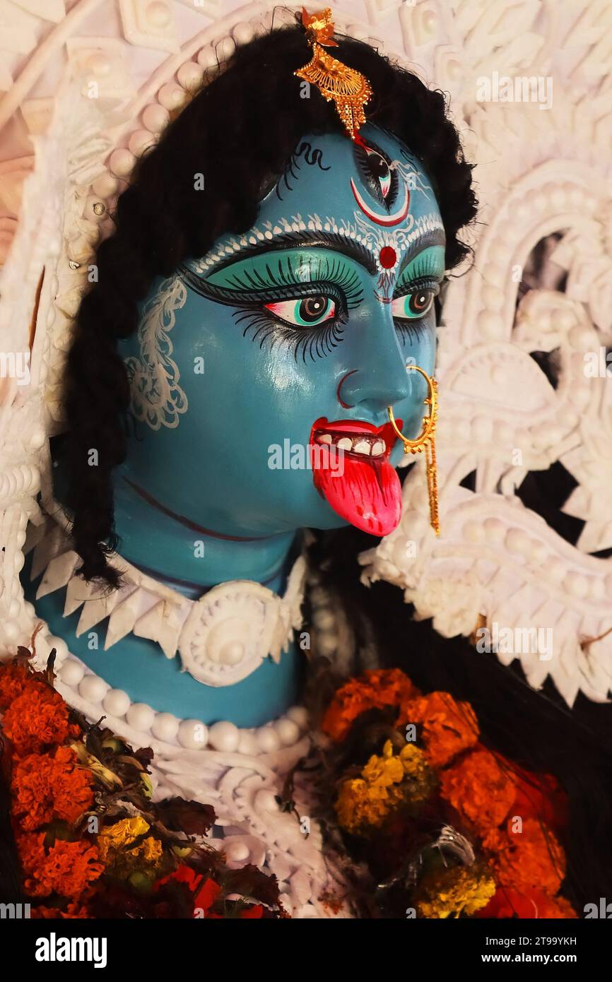 Potrait der hinduistischen Göttin kali, wunderschönes maa kali Idol während des kali Pujo Festivals in westbengalen. Die kali Puja findet am Tag des diwali in bengalen statt Stockfoto