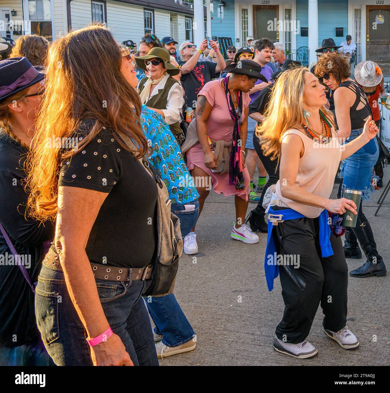 NEW ORLEANS, LA, USA - 19. NOVEMBER 2023: Frauen tanzen auf der Leonidas Street zu George Porter Jr. und rennen Pardners beim Oak Street Poboy Festival Stockfoto