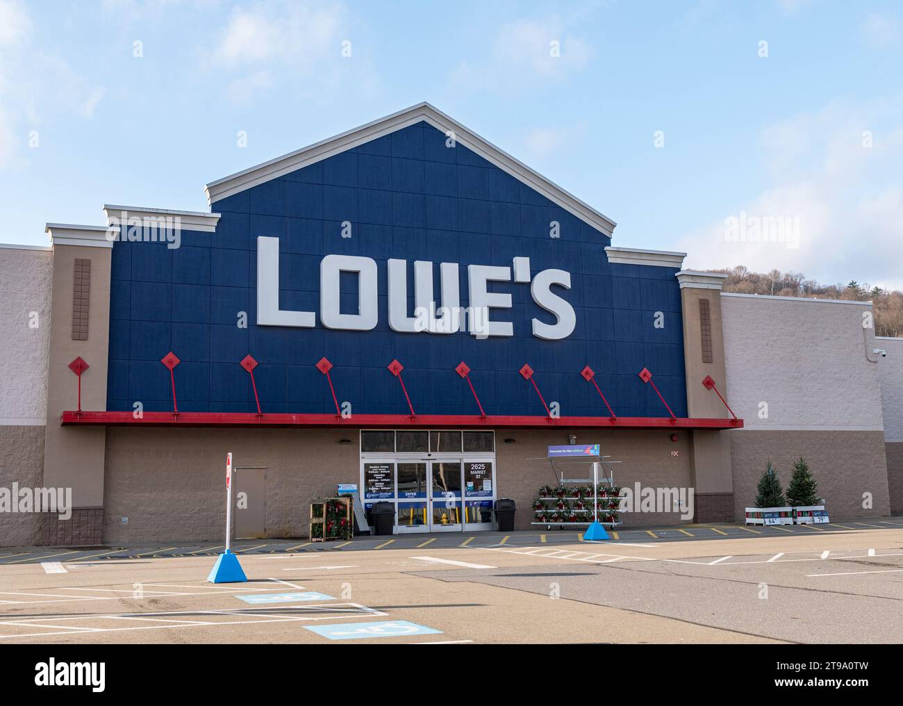 Der Haupteingang des Lowe's Stores an der Market Street in Warren, Pennsylvania, USA Stockfoto