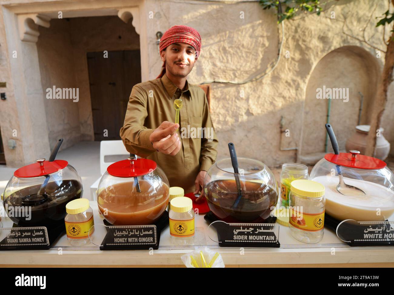 Ein jemenitischer Mann verkauft jemenitischen Honig Old Dubai, Dubai, VAE. Stockfoto