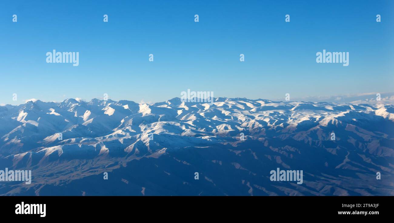 Atemberaubende Landschaft und zerklüftete Berge erheben sich vor Sonnenaufgang, aus der Vogelperspektive. Stockfoto