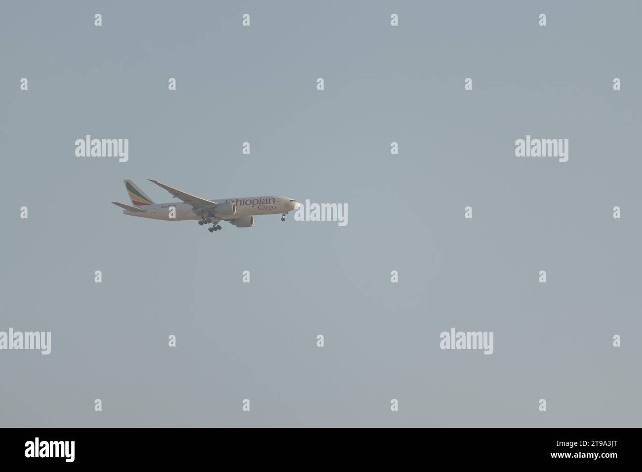 Dubai, Vereinigte Arabische Emirate - 9. Juli 2023 : ein äthiopisches Frachtflugzeug der Boeing 777F mit ausgefahrenem Fahrwerk und landet in der du Stockfoto