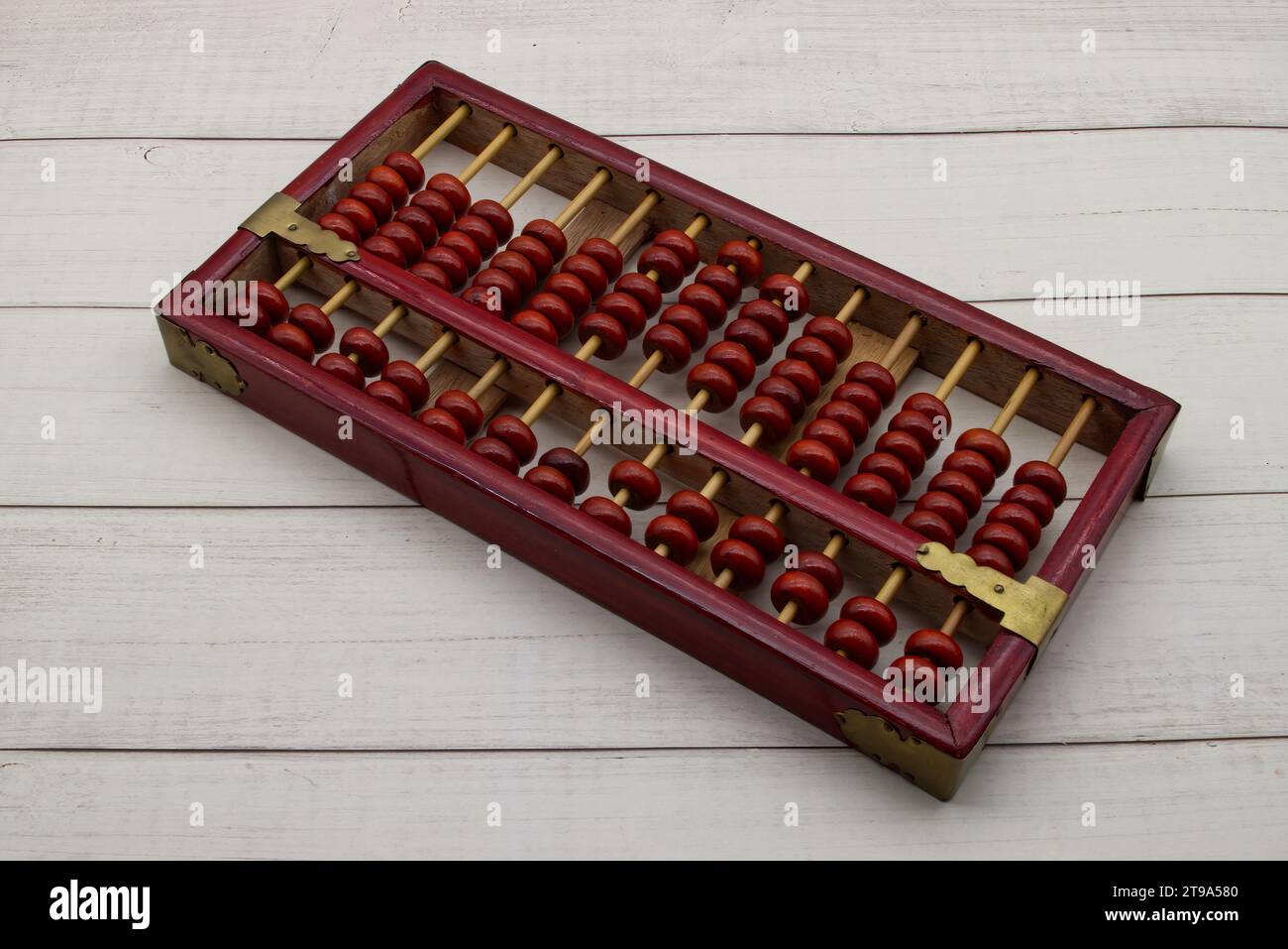 Chinesischer Abacus. Mathematisches Berechnungstool. Der alte Taschenrechner. Hölzerner Hintergrund Stockfoto