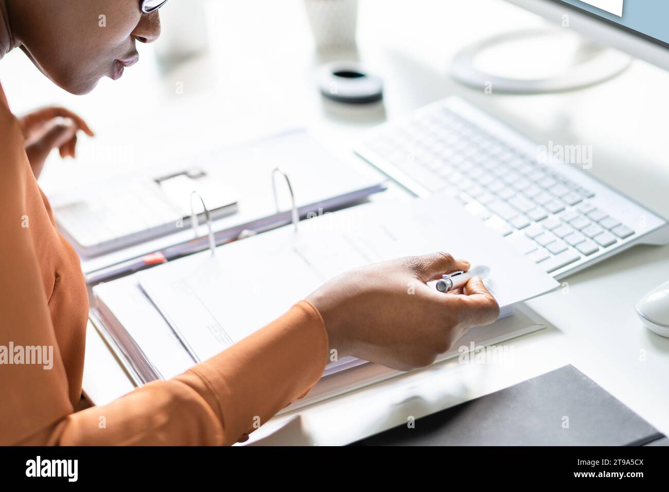 Afroamerikanische Frau, die eine Geschäftsprüfung auf dem Rechnungskonto durchführt Stockfoto