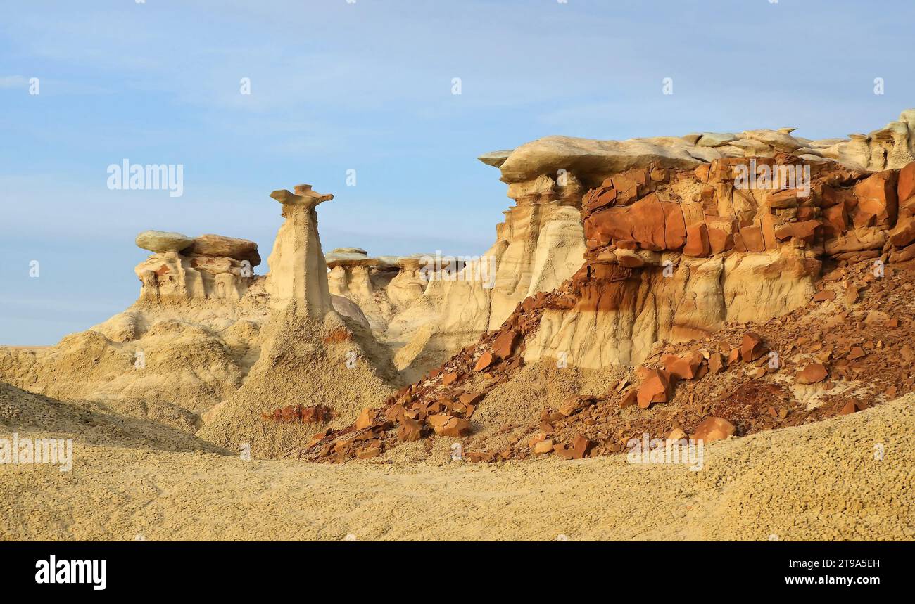 Die farbenfrohen, erodierten, untertauchenden Hoodoos-Felsformationen in der Abenddämmerung im Jäger-Wash der Bisti-Badlands in der Nähe von farmington, New mexico Stockfoto