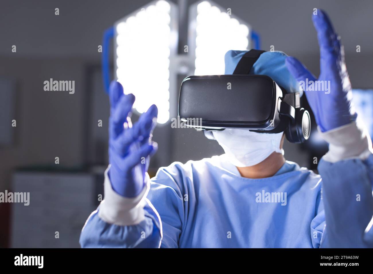 Birassische Chirurgin im OP-Kleid mit vr-Headset. Medizin, Gesundheitswesen, Chirurgie, Technologie, Arbeit und Krankenhaus, una Stockfoto