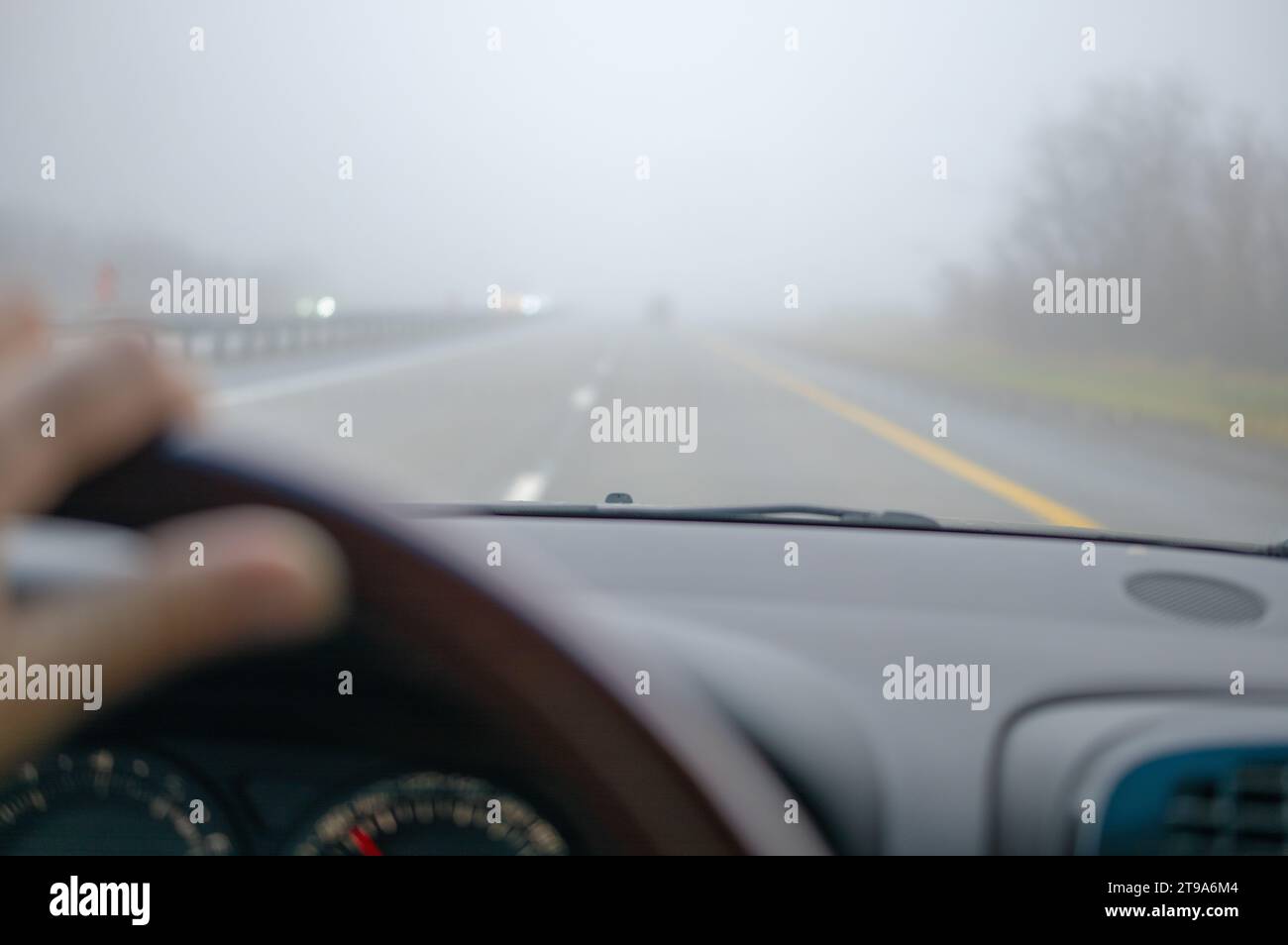 Fahren im Nebel, Sicht vom Fahrer Stockfoto