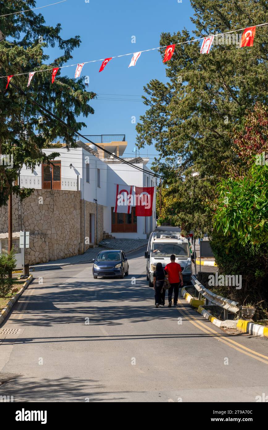 Kyrenia (Girne auf Türkisch), Nordzypern - 24. Oktober 2023: Blick auf die Straße von Bellapais Stockfoto
