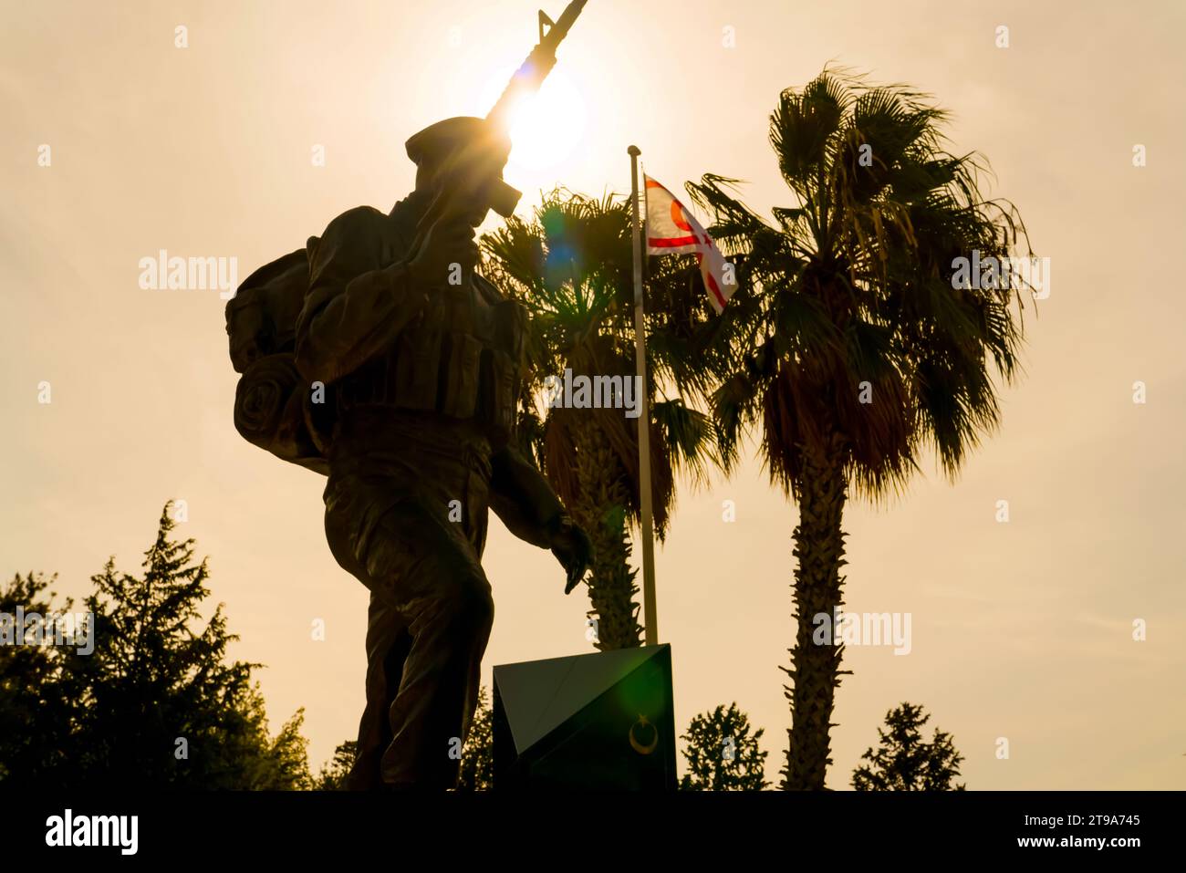Bogazkoy, Kyrenia (Girne), Nordzypern - 24. Oktober 2023: Militärfriedhof Boğaz (türkisch Boğaz Şehitliği) mit türkischer Soldatenstatue Stockfoto