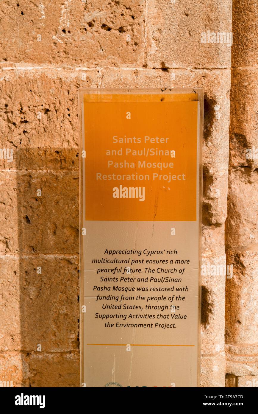 Famagusta (Gazimagusa auf Türkisch), Nordzypern - 26. Oktober 2023: Kirche St. Peter und Paul und Sinan Pasa Moschee Stockfoto
