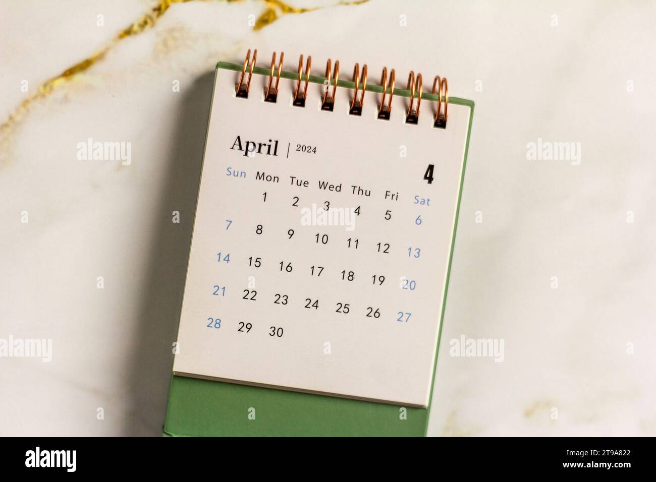 Schreibtischkalender für April 2024 auf hellem Hintergrund Stockfoto