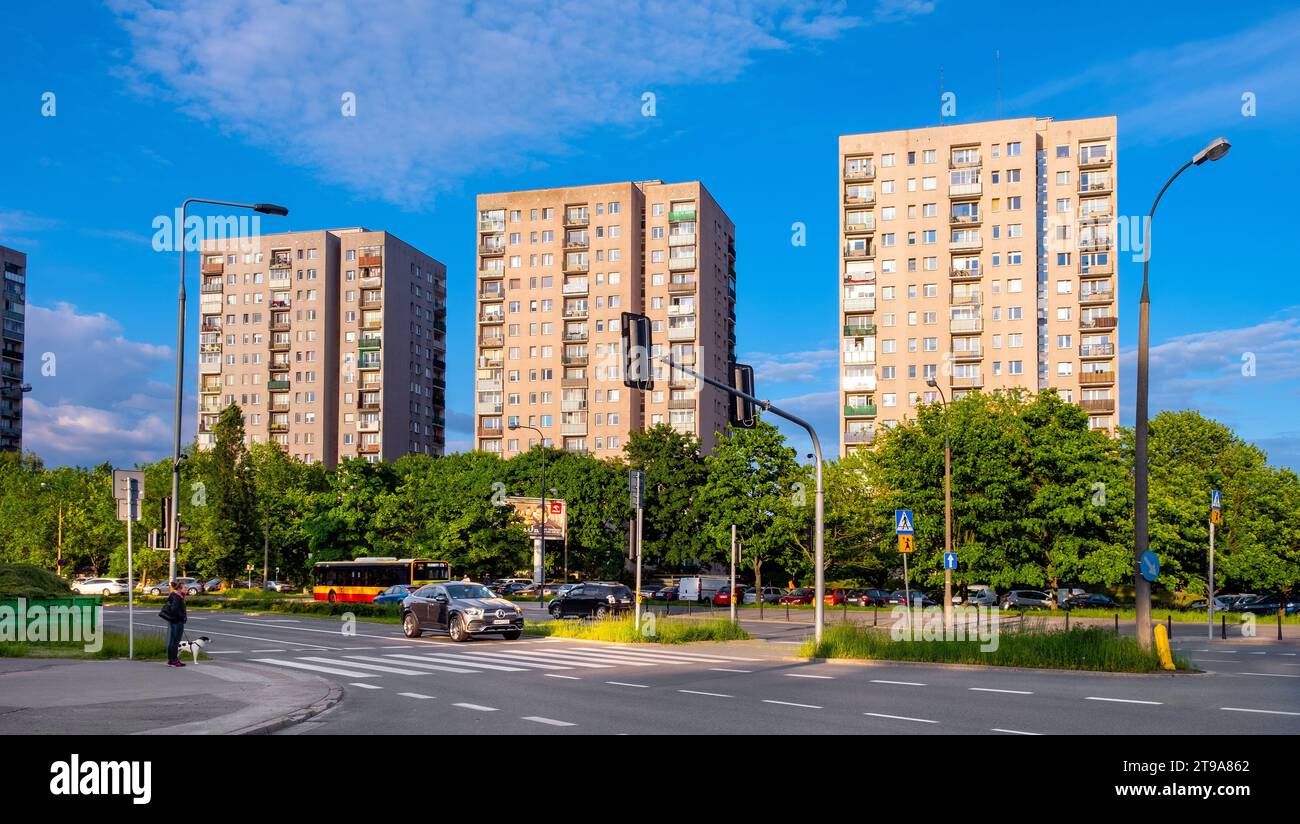 Warschau, Polen - 28. Mai 2021: Kommunistische Großwohnhäuser in Gandhi, Cynamonowa und Szolc Rogozinskiego Straße im Stadtteil Natolin Stockfoto
