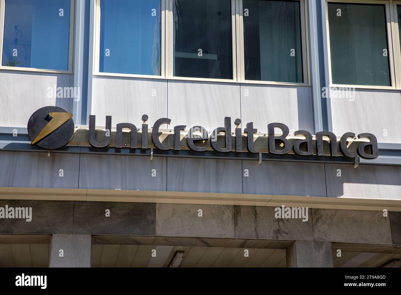 mailand, Italien - 11 07 2023 : Unicredit banca Bank Logo Marke und Textzeichen an Eingang Fassadenkette italienische globale Bank italien Corporation Stockfoto