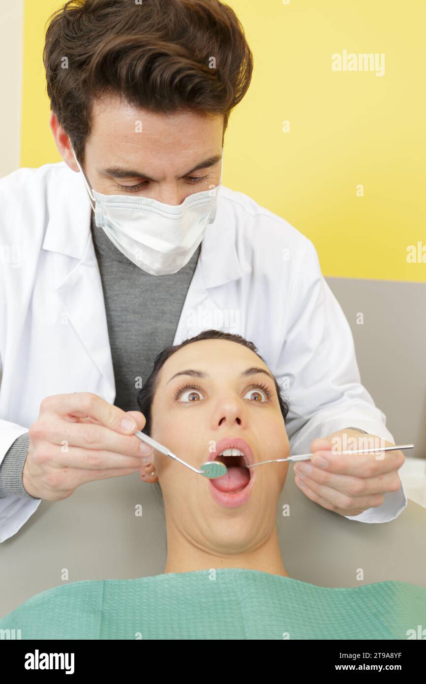 Verängstigte Frau in der Zahnarztpraxis Stockfoto