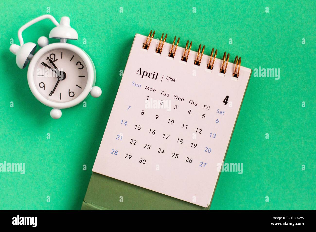 Schreibtischkalender für April 2024 auf grünem Hintergrund Stockfoto
