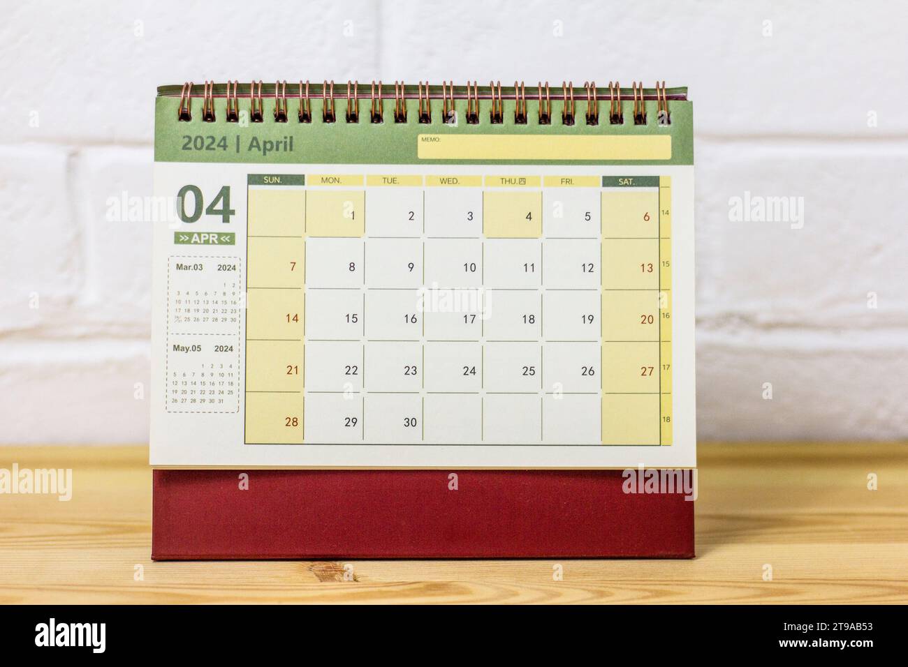Tischkalender für April 2024 auf dem Desktop Stockfoto